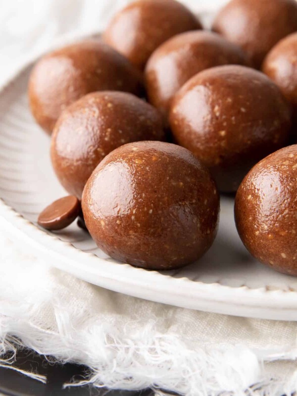 4 Ingredient Hazelnut Chocolate Energy Balls: this super easy hazelnut chocolate balls recipe tastes like Nutella! Healthy energy balls made with just 4 simple ingredients. #Hazelnut #Nutella #Chocolate #EnergyBalls | Recipe at BeamingBaker.com