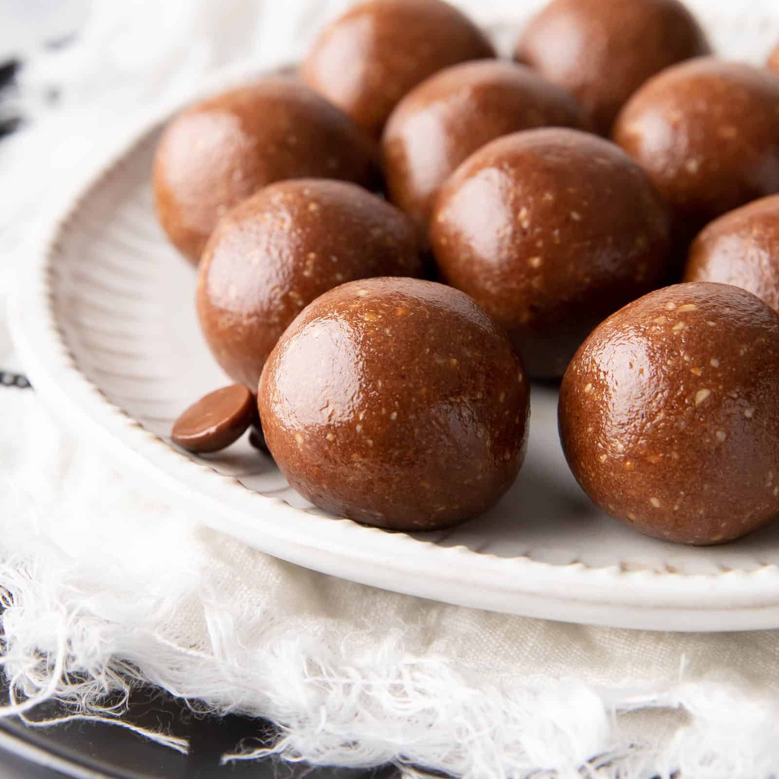 4 Ingredient Hazelnut Chocolate Energy Balls – Nutella!