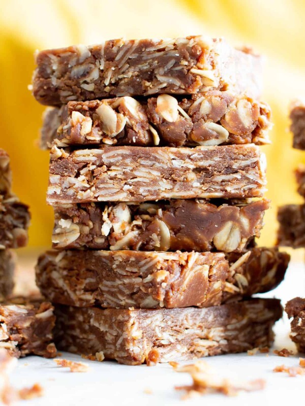 4 Ingredient Chocolate Peanut Butter No Bake Granola Bars: an easy recipe for no bake granola bars bursting with chocolate & peanut butter! Only 4 ingredients for healthy granola bar goodness. #NoBake #GranolaBar #Chocolate #PeanutButter | Recipe at BeamingBaker.com