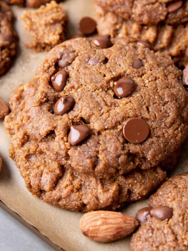 4 Ingredient Flourless Almond Butter Cookies (Gluten Free): unbelievably soft ‘n chewy flourless almond butter cookies made with just 4 ingredients! The best gluten free almond butter cookies—easy to make, delicious, simple ingredients. #Flourless #GlutenFree #Cookies #AlmondButter | Recipe at BeamingBaker.com