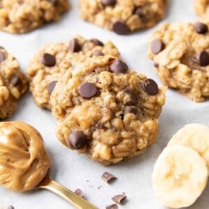 Peanut Butter Banana Oatmeal Cookies: quick ‘n easy healthy peanut butter banana oatmeal cookies! Bursting with delicious peanut butter and banana flavors. #OatmealCookies #PeanutButter #Banana #Healthy | Recipe at BeamingBaker.com