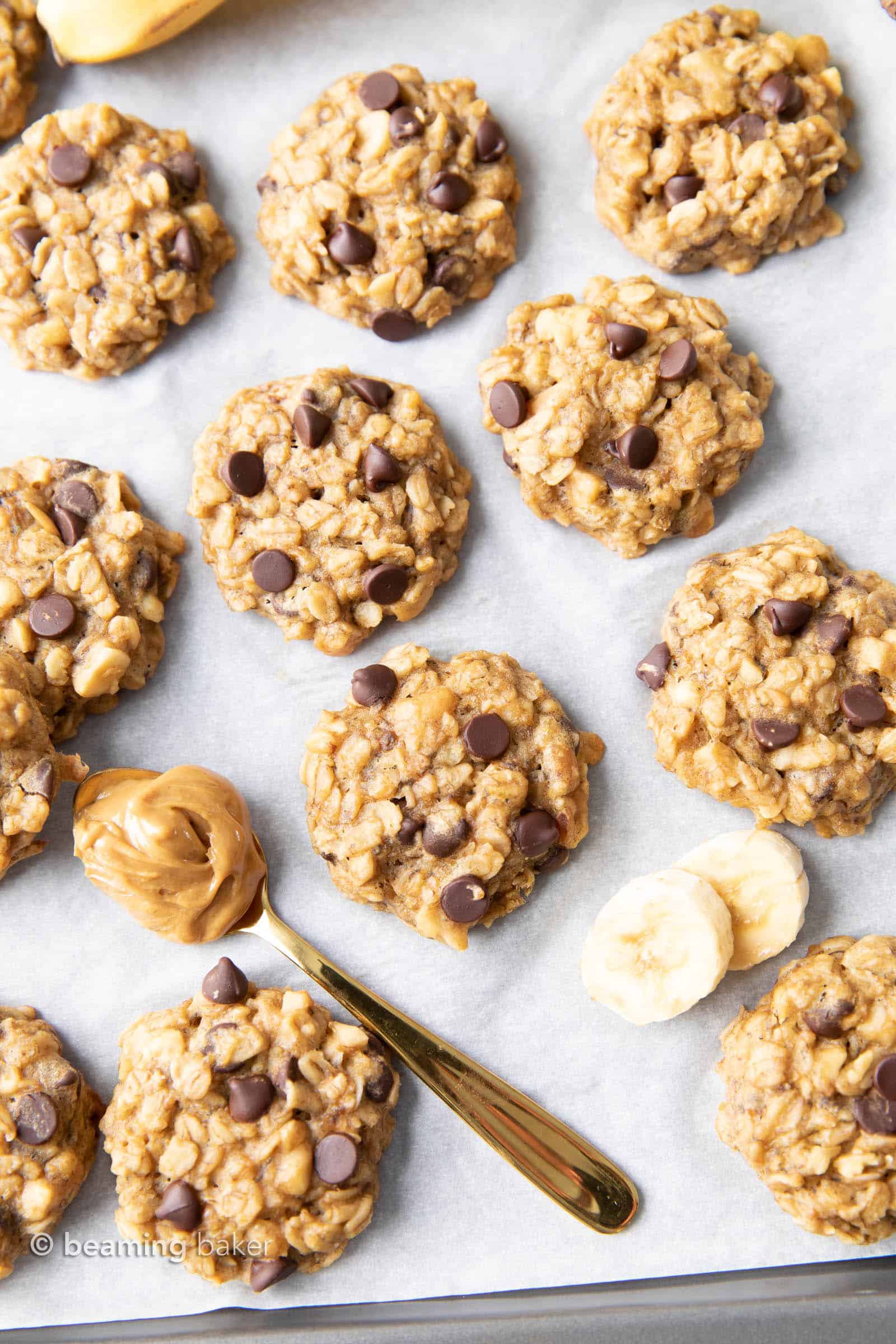 Peanut Butter Banana Oatmeal Cookies: quick ‘n easy healthy peanut butter banana oatmeal cookies! Bursting with delicious peanut butter and banana flavors. #OatmealCookies #PeanutButter #Banana #Healthy | Recipe at BeamingBaker.com