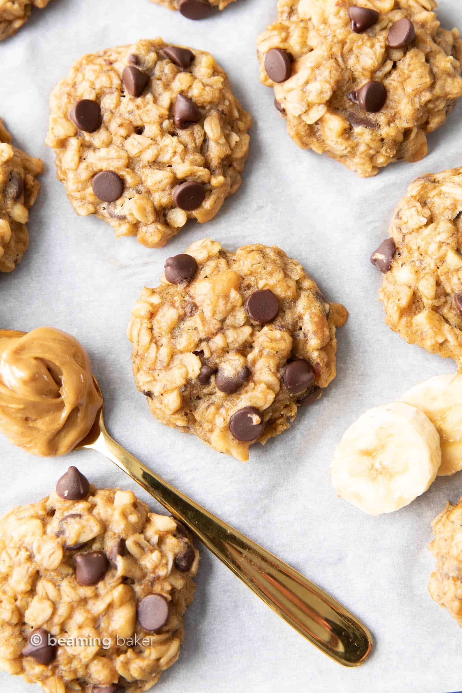 Peanut Butter Banana Oatmeal Cookies: quick ‘n easy healthy peanut butter banana oatmeal cookies! Bursting with delicious peanut butter and banana flavors. #OatmealCookies #PeanutButter #Banana #Healthy | Recipe at BeamingBaker.com