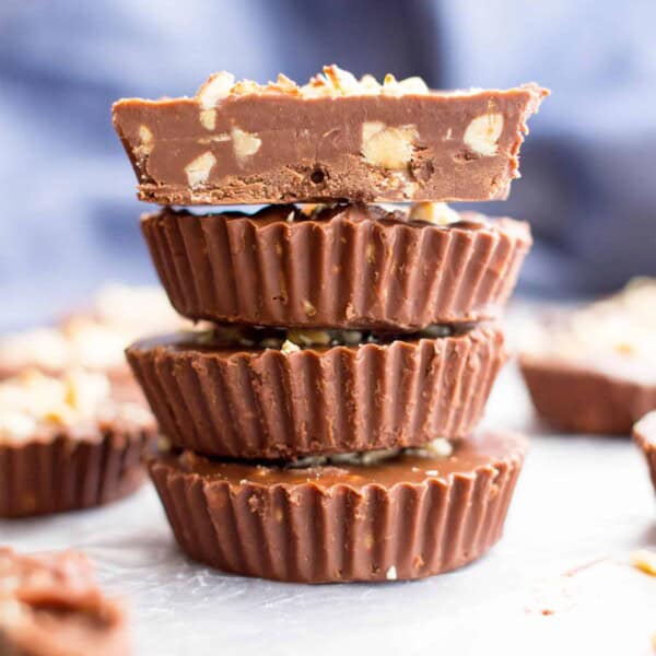 Chocolate Peanut Butter Fudge Cups: only 3 ingredients for super easy chocolate peanut butter fudge cups that are decadent, creamy and delicious! #Chocolate #PeanutButter #Fudge | Recipe at BeamingBaker.com