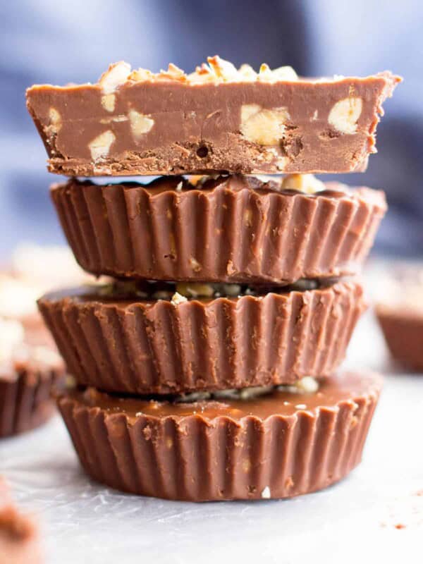 Chocolate Peanut Butter Fudge Cups: only 3 ingredients for super easy chocolate peanut butter fudge cups that are decadent, creamy and delicious! #Chocolate #PeanutButter #Fudge | Recipe at BeamingBaker.com