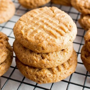 Gluten Free Peanut Butter Cookies: the best delicious and easy gluten free peanut butter cookies—bursting with sweet ‘n rich peanut butter flavor! #GlutenFree #PeanutButter #Cookies | Recipe at BeamingBaker.com