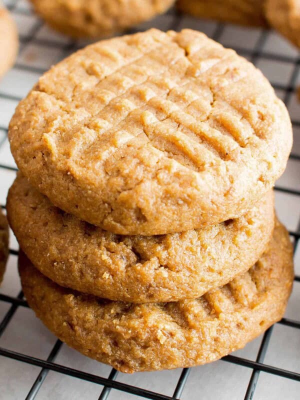 Gluten Free Peanut Butter Cookies: the best delicious and easy gluten free peanut butter cookies—bursting with sweet ‘n rich peanut butter flavor! #GlutenFree #PeanutButter #Cookies | Recipe at BeamingBaker.com