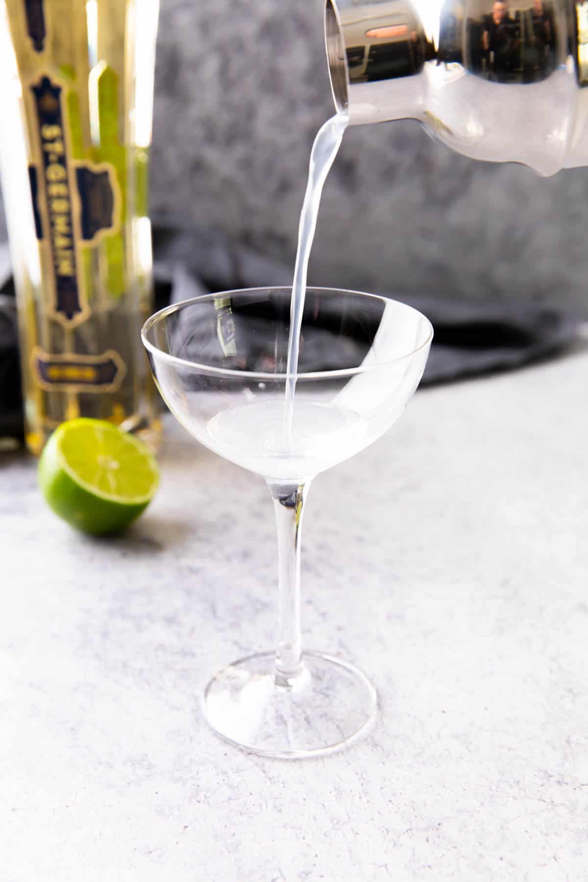 Photo showing how to make a French gimlet – beginning to pour the cocktail