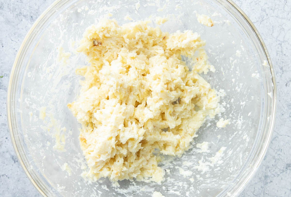 Dwa zdjęcia przedstawiające sposób wykonania według przepisu - gotowe masło w misce