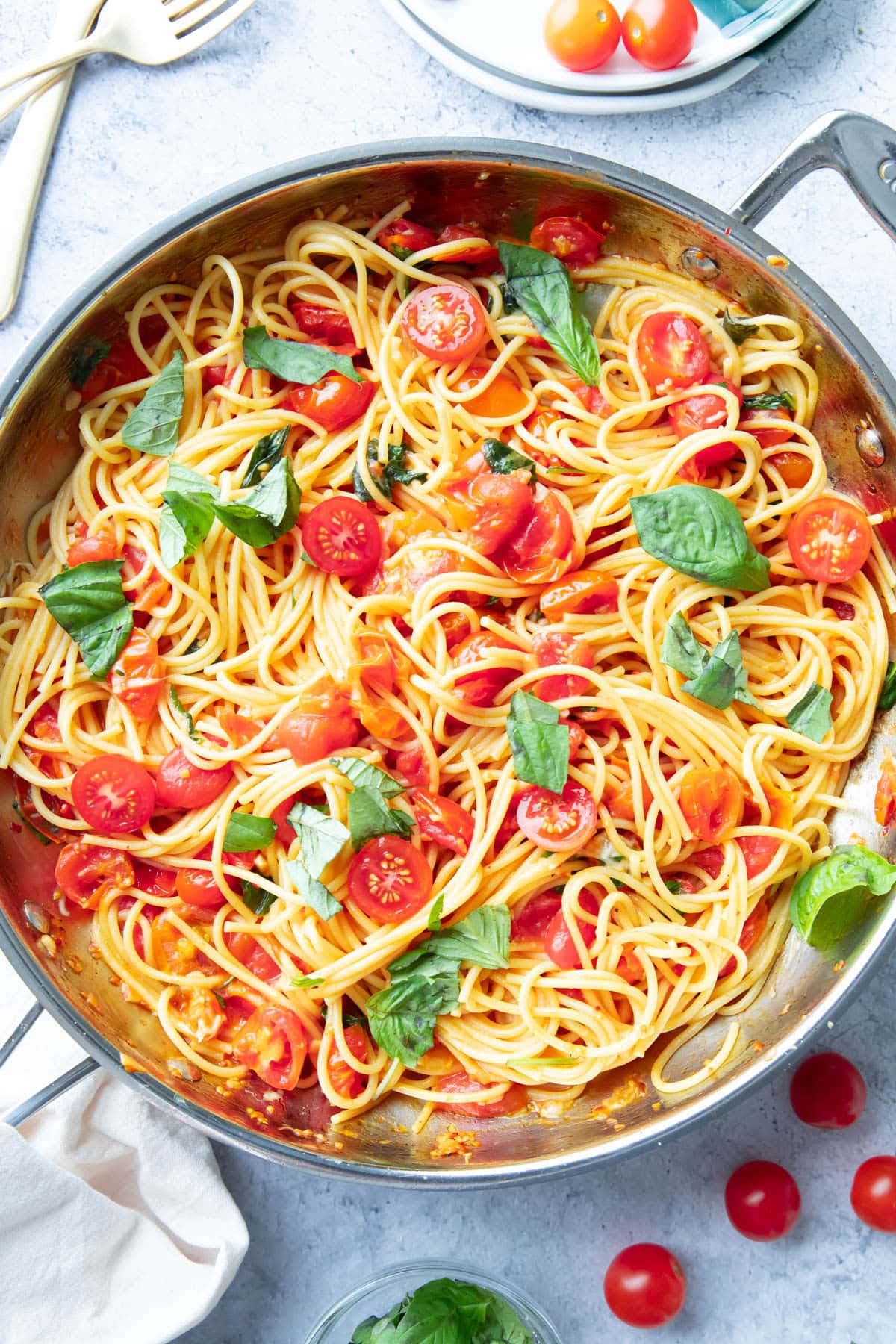 Najlepszy przepis na włoski obiad na patelni z widelcami, talerzami i serwetką do serwowania