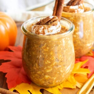 Pumpkin pie overnight oats are packed with chia seeds, oats, and creamy pumpkin pie spice.