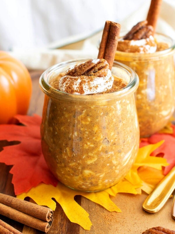 Pumpkin pie overnight oats are packed with chia seeds, oats, and creamy pumpkin pie spice.