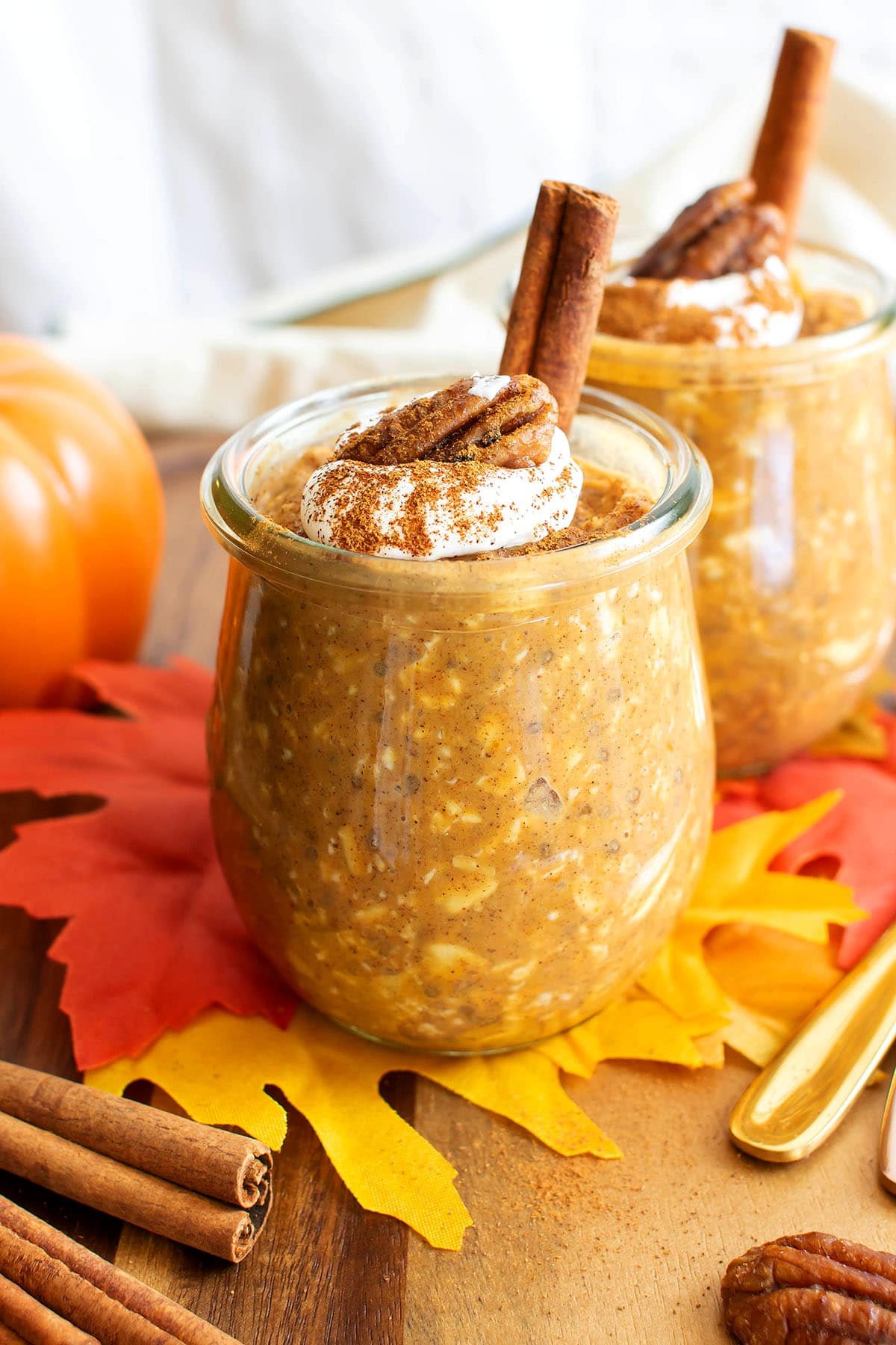 Pumpkin pie overnight oats are packed with chia seeds, oats, and creamy pumpkin pie spice.