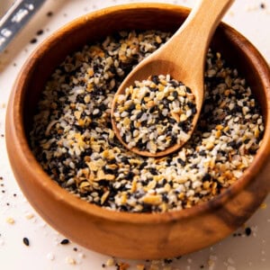 close up of everything but the bagel seasoning recipe shows the delicious texture from poppy seeds, sesame seeds, dried minced onion, minced garlic and flaky sea salt