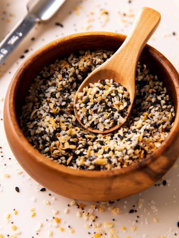 close up of everything but the bagel seasoning recipe shows the delicious texture from poppy seeds, sesame seeds, dried minced onion, minced garlic and flaky sea salt